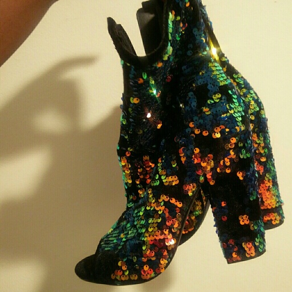 Size 9 booties - Picture 1 of 2